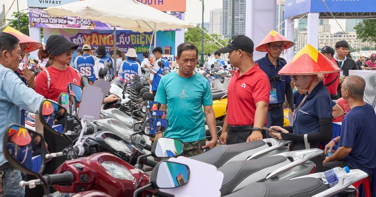 Ồ ạt đi mua xe điện để tránh 'bão' giá xăng dầu