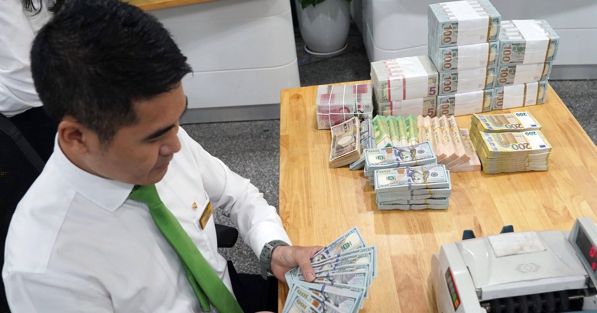 Tỷ giá, lãi suất đều 'căng'