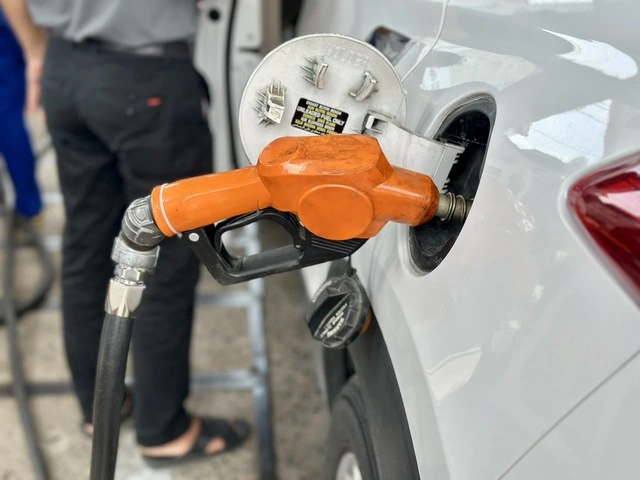 Bộ Công thương gửi thương nhân xăng dầu về thời gian điều hành giá xăng dầu mới - Ảnh 1