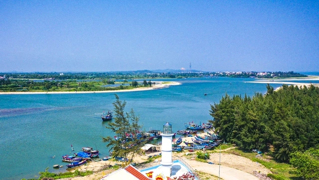 Đề xuất 950 tỉ đồng xây đê chắn cát, nạo vét luồng lạch tại Cửa Lở - Ảnh 1