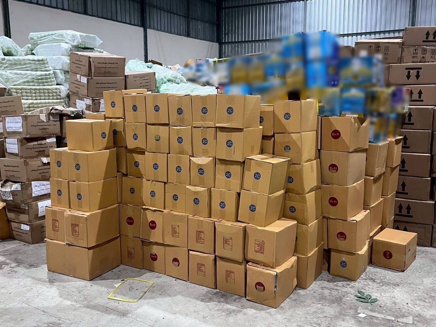 Đột kích một nhà máy, công an phát hiện đường dây sản xuất sữa hết hạn và bột ngọt, cà phê giả, tịch thu hơn 13.000 sản phẩm - Ảnh 2