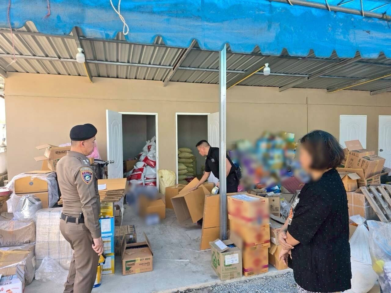 Đột kích một nhà máy, công an phát hiện đường dây sản xuất sữa hết hạn và bột ngọt, cà phê giả, tịch thu hơn 13.000 sản phẩm - Ảnh 3