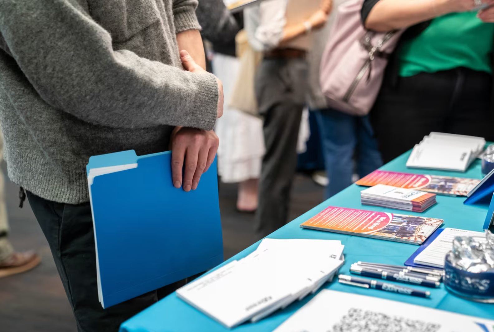 Buồn của nền kinh tế lớn nhất thế giới: Cử nhân rải 4.000 đơn xin việc vẫn thất nghiệp, 1 suất thực tập 273 người tranh giành - Ảnh 1