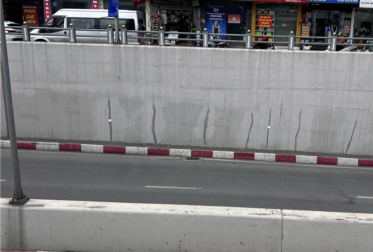 Hà Nội: Yêu cầu xử lý khẩn cấp vết nứt tại hầm chui Lê Văn Lương - Ảnh 1