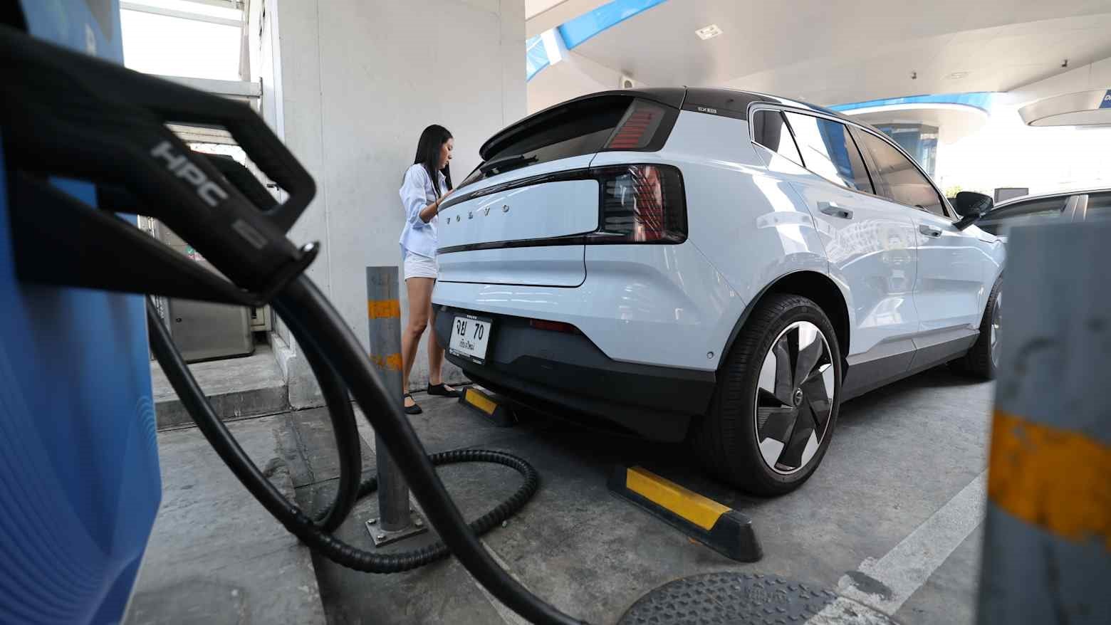 Nhìn cách Thái Lan làm xe điện: Nhu cầu tăng cao, ‘Ông trùm” dầu khí đốt 1,8 tỷ USD cho 7.000 trạm sạc, nâng cấp thành khách sạn qua đêm - Ảnh 2