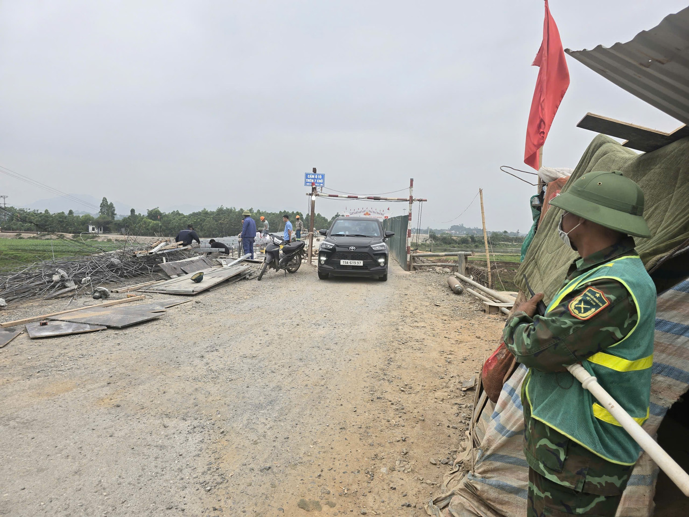Một cây cầu nối tuyến huyết mạch ở Phú Thọ sửa chữa nhiều năm chưa xong - Ảnh 7