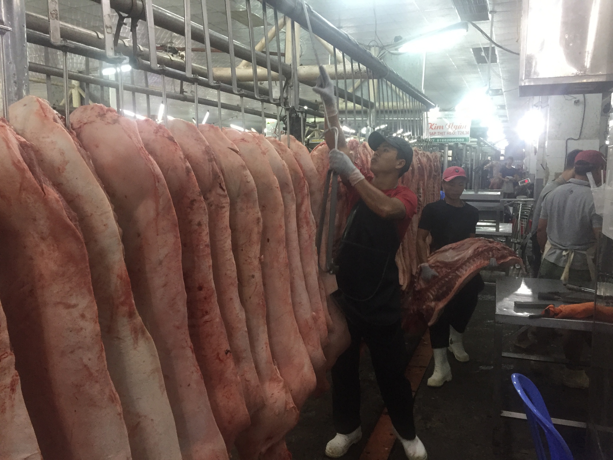 Giá heo hơi hôm nay, 2-4: Giảm rất mạnh ở chợ đầu mối - Ảnh 1