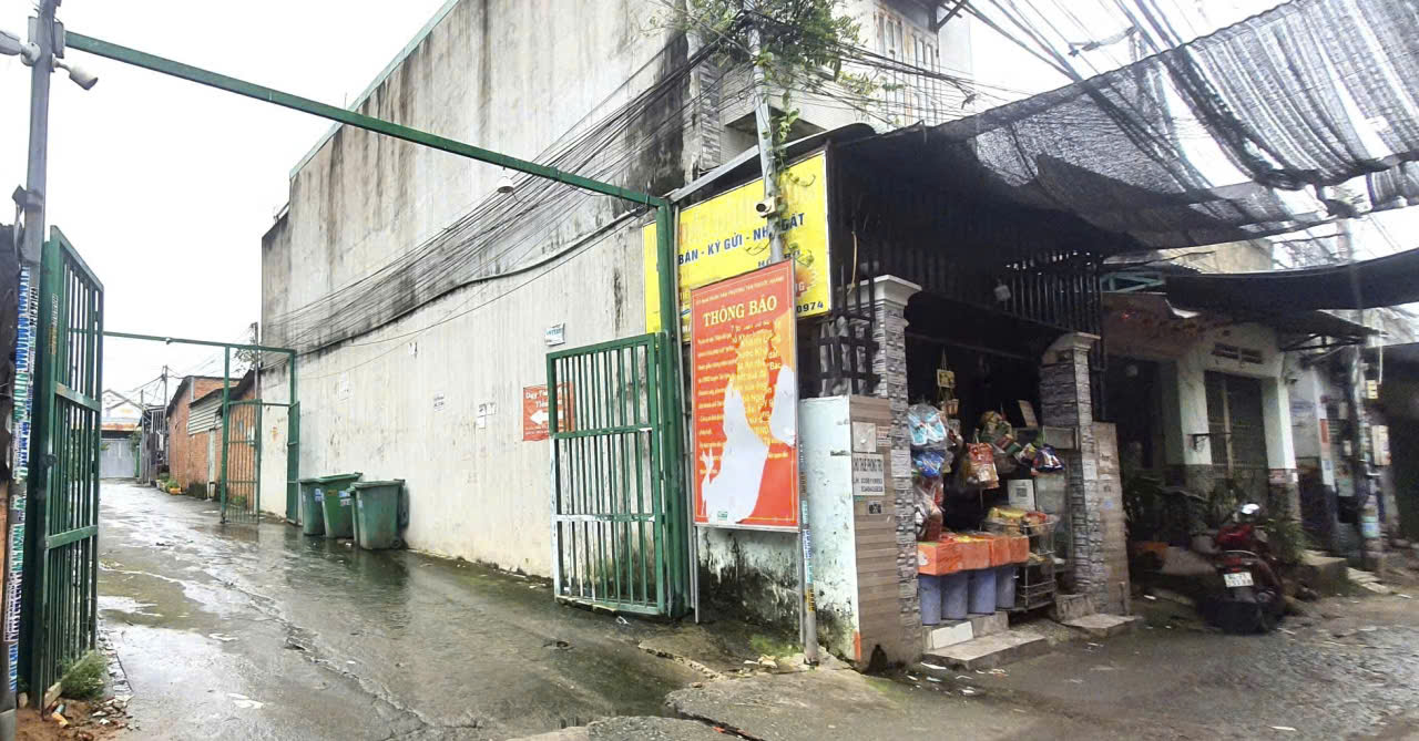 Cận cảnh hàng chục căn nhà “mọc” trên đất người khác ở TPHCM và nỗi lòng người lỡ mua - Ảnh 3