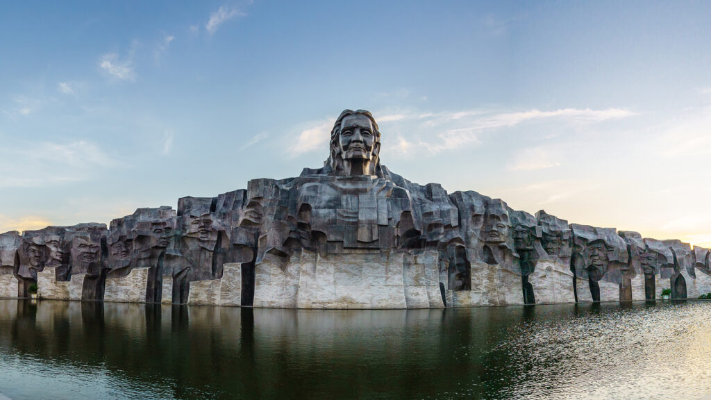 Dịch chuyển 20 ngàn tấn đá xây kiệt tác 411 tỷ lớn nhất Đông Nam Á, tỉnh miền Trung đạt doanh thu kỷ lục 11.000 tỷ đồng - Ảnh 2