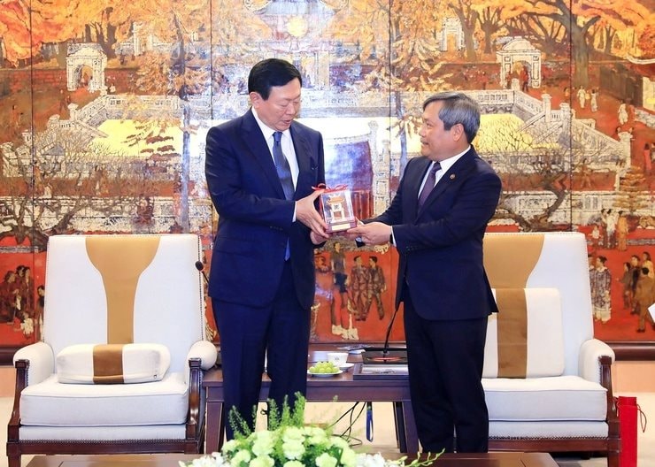 Chủ tịch Tập đoàn Lotte gặp Chủ tịch UBND TP Hà Nội, mở rộng cơ hội đầu tư những công trình biểu tượng mới - Ảnh 2