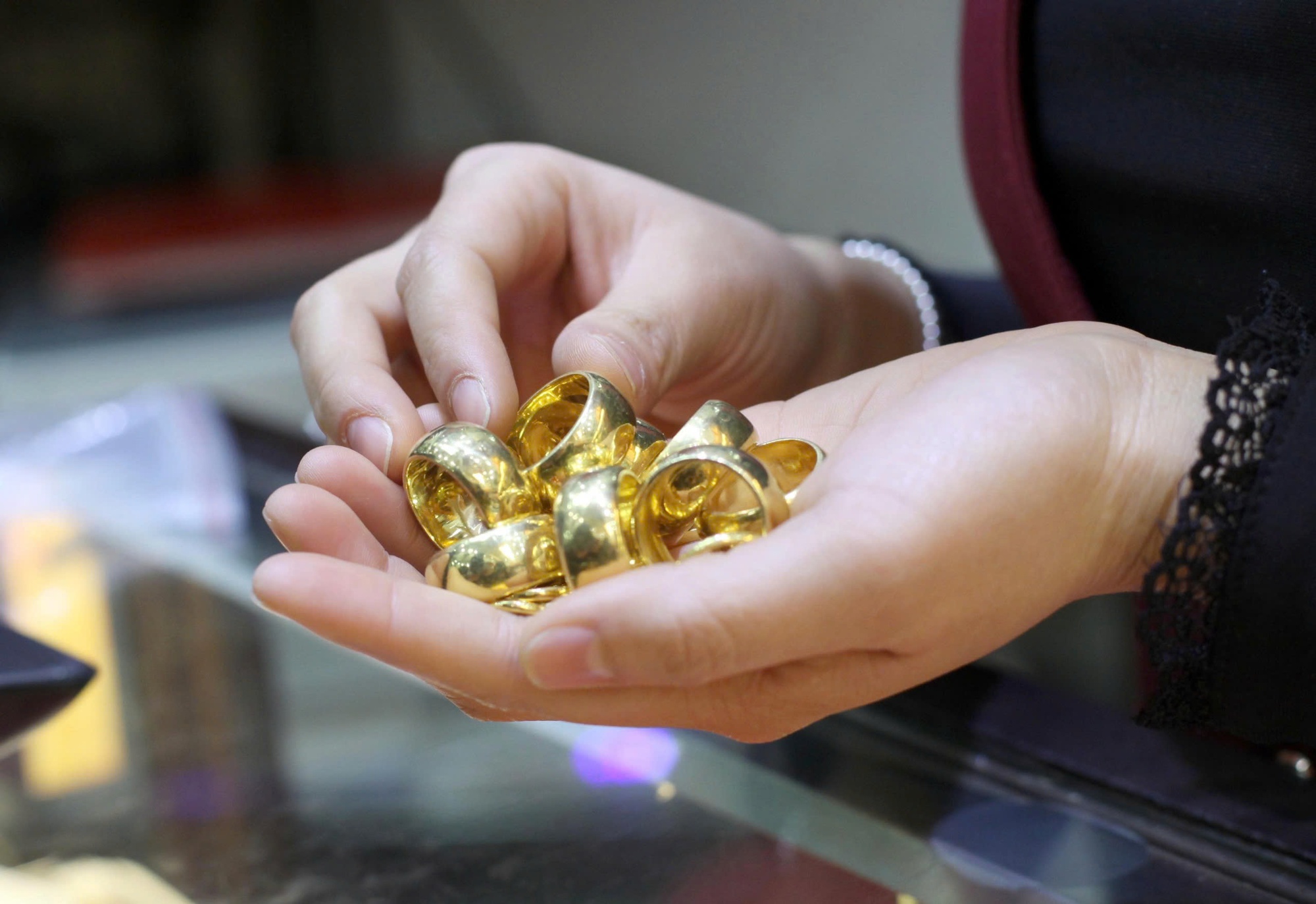 Sáng 6/4: Giá vàng nhẫn, vàng miếng đồng loạt giảm - Ảnh 1