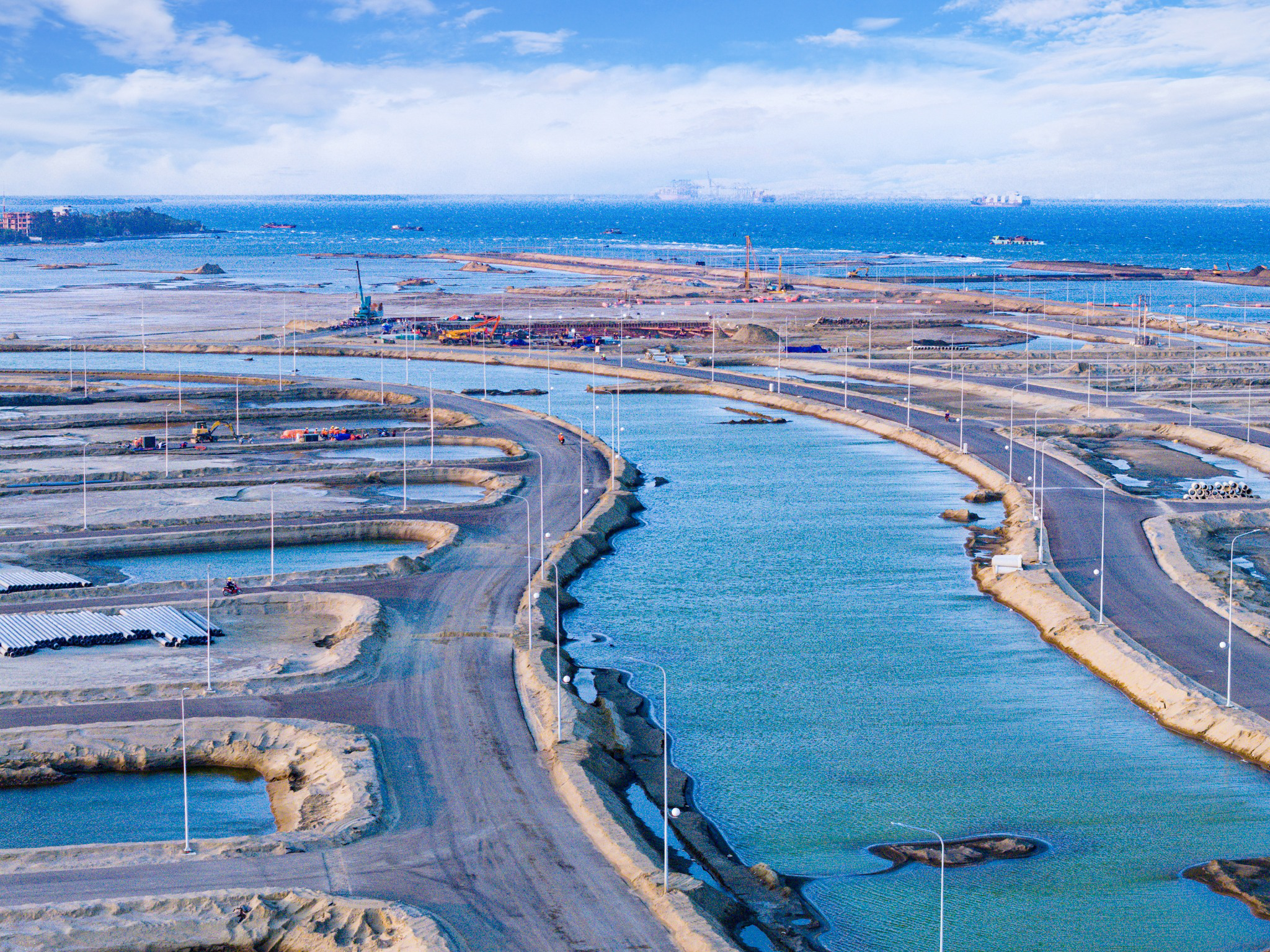 Đại đô thị 10 tỷ USD của tỷ phú Phạm Nhật Vượng dần lộ diện: Hàng nghìn xe chạy cả ngày lẫn đêm, nhà hát 5.000 chỗ bắt đầu xây dựng - Ảnh 10