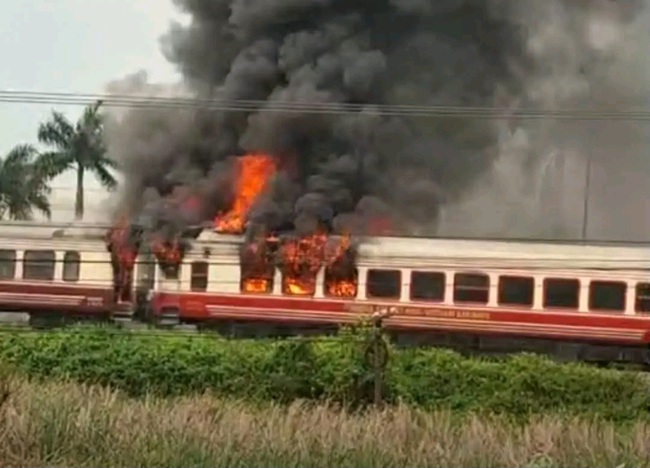 Tàu hỏa chở khách tuyến Hà Nội - Hải Phòng đang chạy bất ngờ bốc cháy dữ dội - Ảnh 2