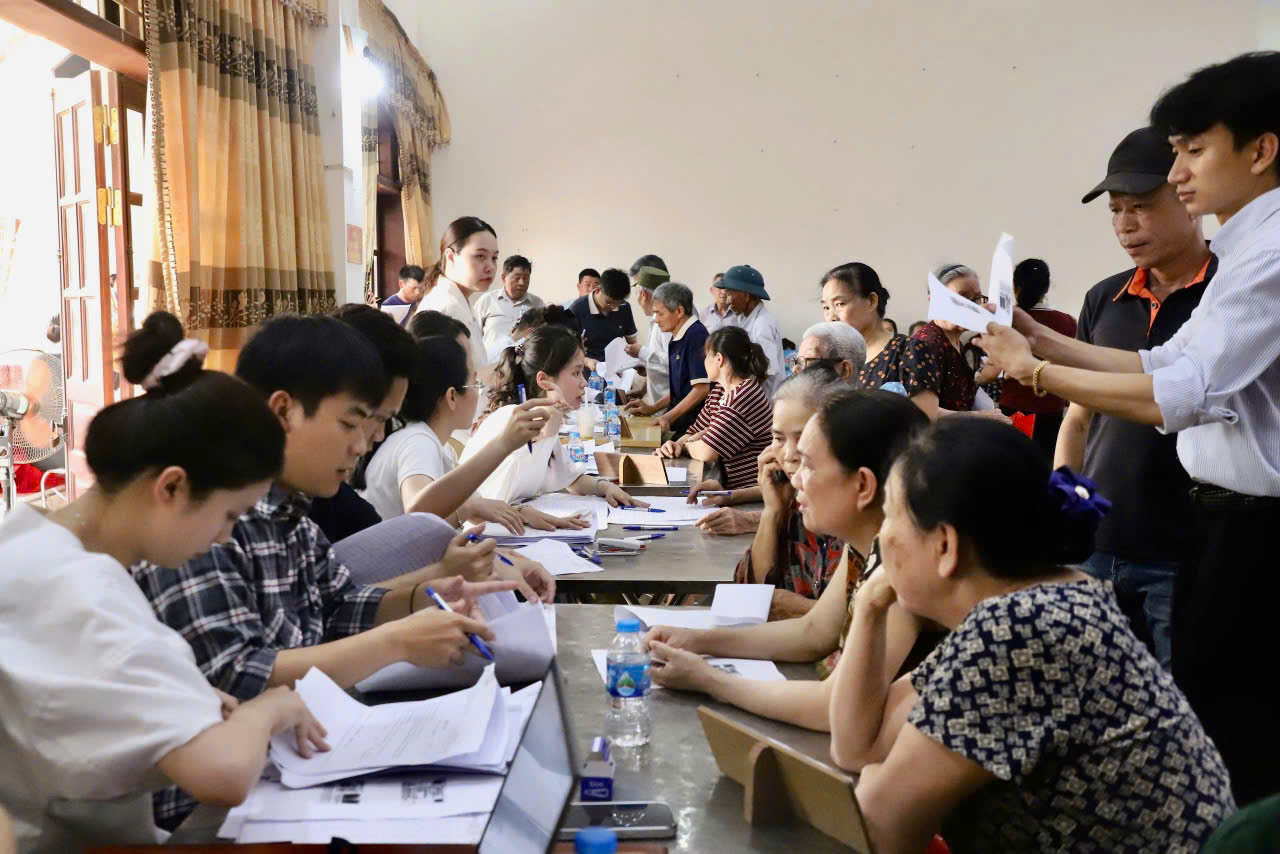 Hàng trăm người dân đồng loạt nhận tiền đền bù đất tại siêu dự án hơn 34 tỷ USD quy mô lớn nhất lịch sử Vingroup - Ảnh 2