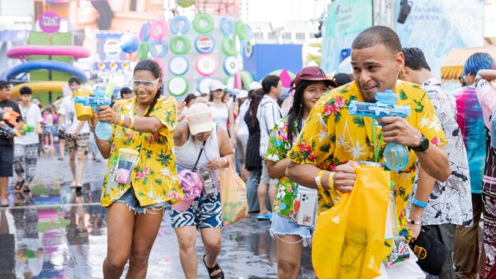 Chùm ảnh khiến chúng ta muốn bay sang Thái Lan ngay bây giờ: Láng giềng Việt Nam tưng bừng đón năm mới với “thủy chiến” trên phố - Ảnh 11