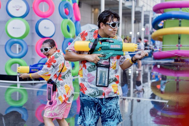 Chùm ảnh khiến chúng ta muốn bay sang Thái Lan ngay bây giờ: Láng giềng Việt Nam tưng bừng đón năm mới với “thủy chiến” trên phố - Ảnh 12