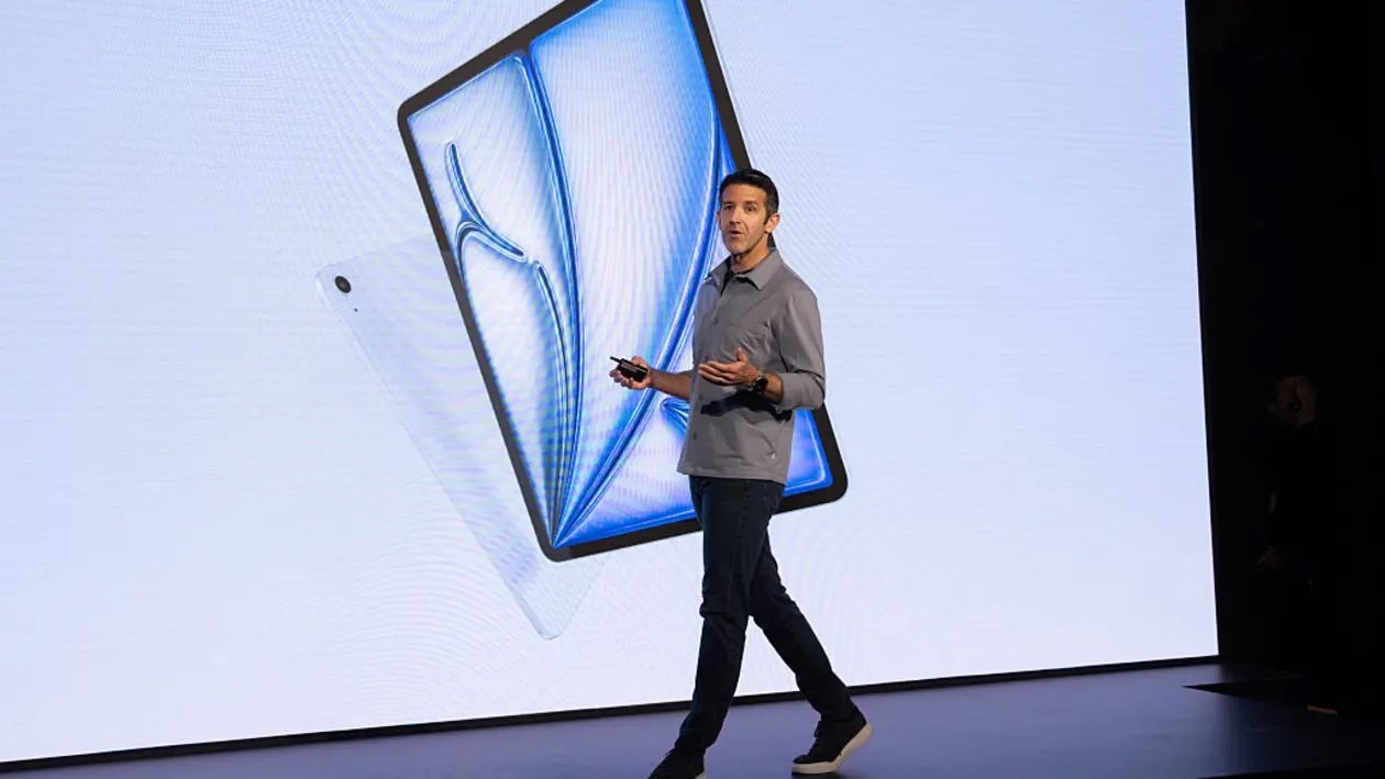 Sau hơn 10 năm vàng son của CEO Tim Cook, Apple đối mặt cú thử lửa lớn nhất lịch sử - Ảnh 1