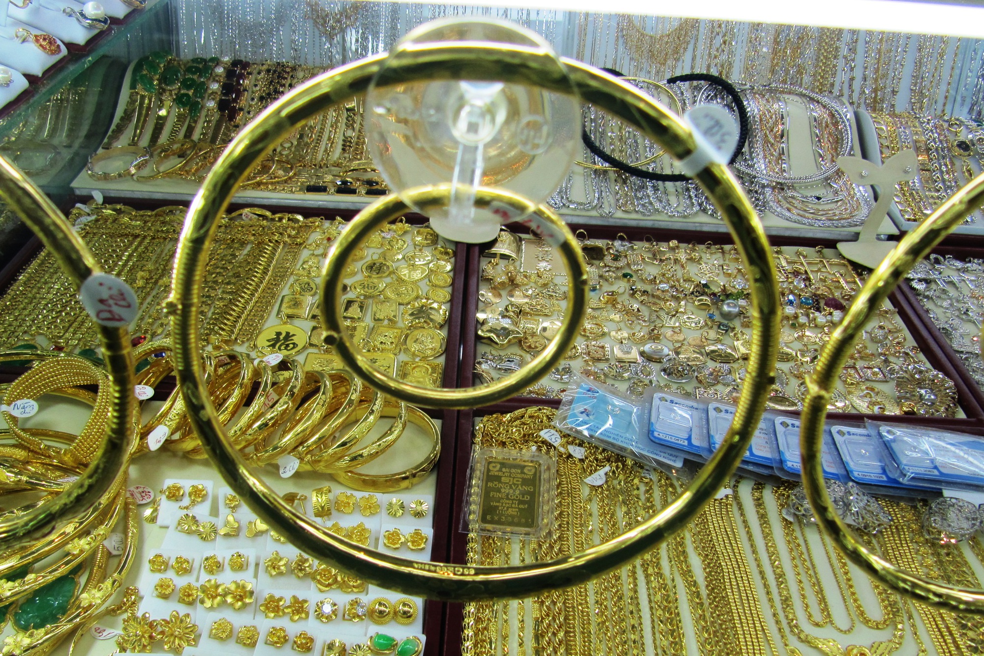 Giá giảm tiếp, người mua vàng SJC, vàng nhẫn 1 tháng qua lỗ 15 triệu đồng - Ảnh 1