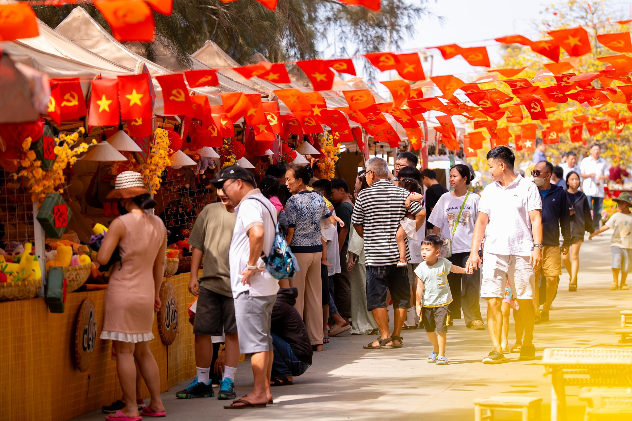 Đại đô thị 10 tỷ USD của tỷ phú Phạm Nhật Vượng dần lộ diện: Hàng nghìn xe chạy cả ngày lẫn đêm, nhà hát 5.000 chỗ bắt đầu xây dựng - Ảnh 11