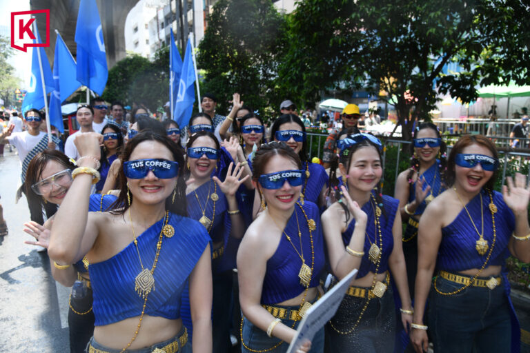 Chùm ảnh khiến chúng ta muốn bay sang Thái Lan ngay bây giờ: Láng giềng Việt Nam tưng bừng đón năm mới với “thủy chiến” trên phố - Ảnh 10