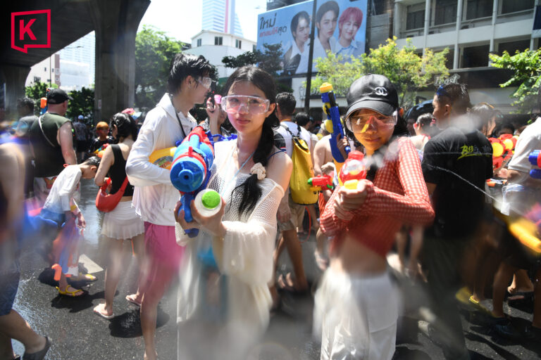 Chùm ảnh khiến chúng ta muốn bay sang Thái Lan ngay bây giờ: Láng giềng Việt Nam tưng bừng đón năm mới với “thủy chiến” trên phố - Ảnh 8
