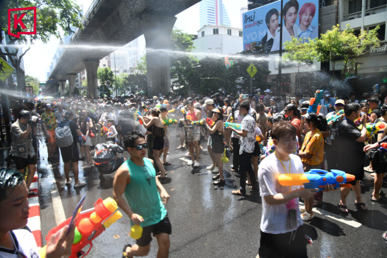 Chùm ảnh khiến chúng ta muốn bay sang Thái Lan ngay bây giờ: Láng giềng Việt Nam tưng bừng đón năm mới với “thủy chiến” trên phố - Ảnh 9