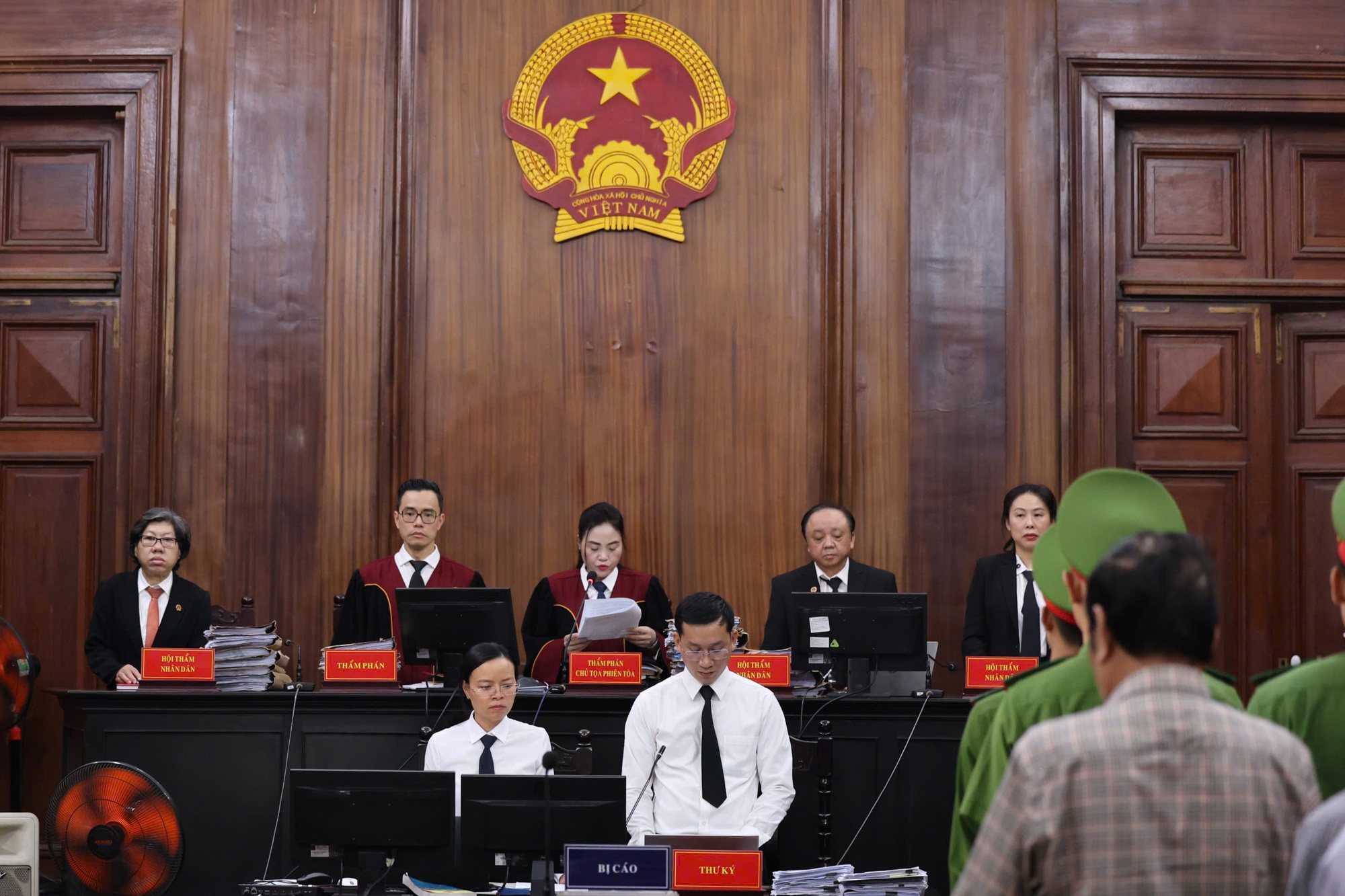 Bắt đầu xét xử 22 bị cáo "phù phép" khu đất 39-39B Bến Vân Đồn - Ảnh 1