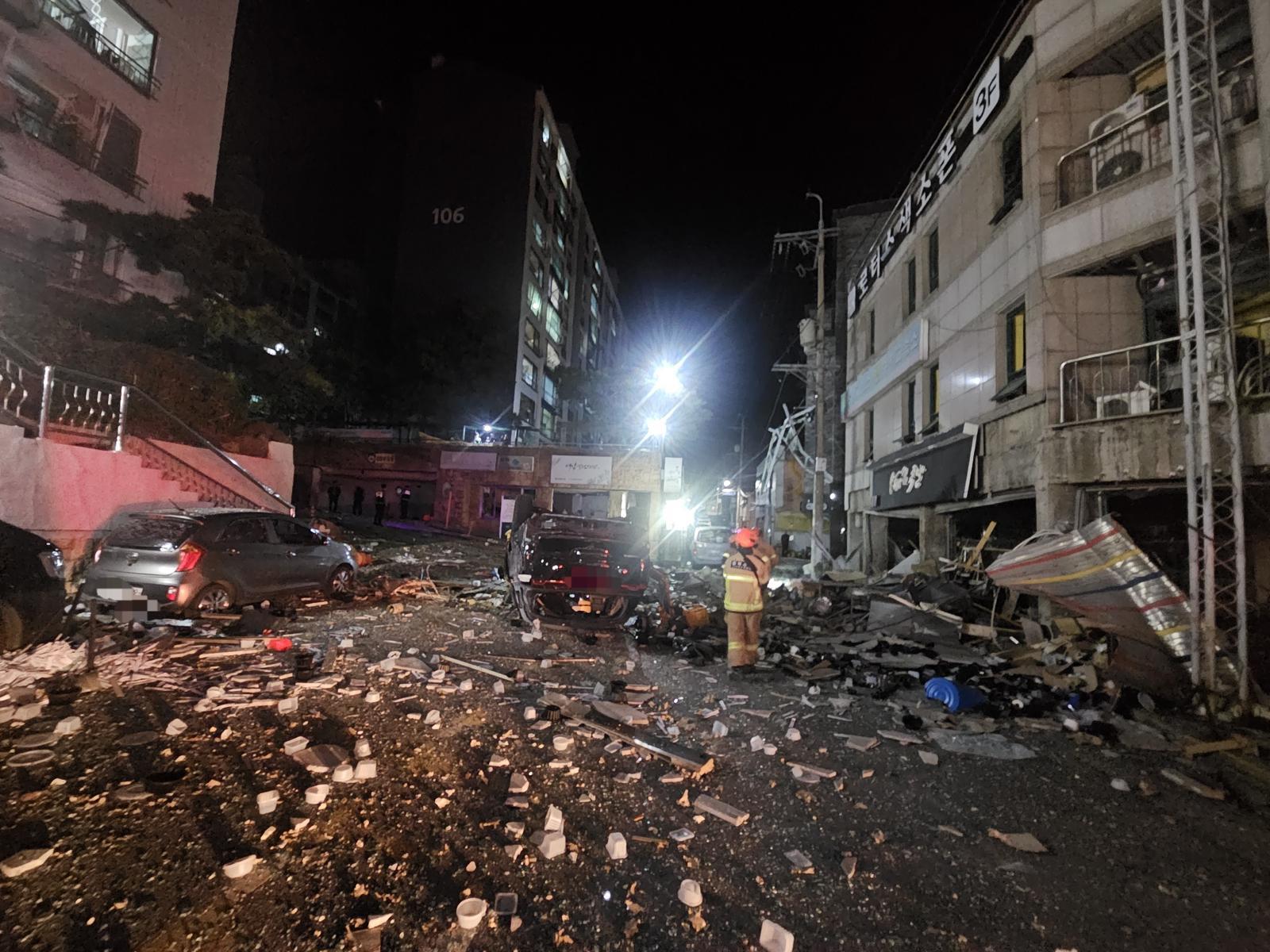 Trung tâm thương mại tại Hàn Quốc hoang tàn sau vụ nổ lúc nửa đêm: Mảnh kính găm đầy mặt đất, xe hơi lật nhào, nhiều người bị thương - Ảnh 1
