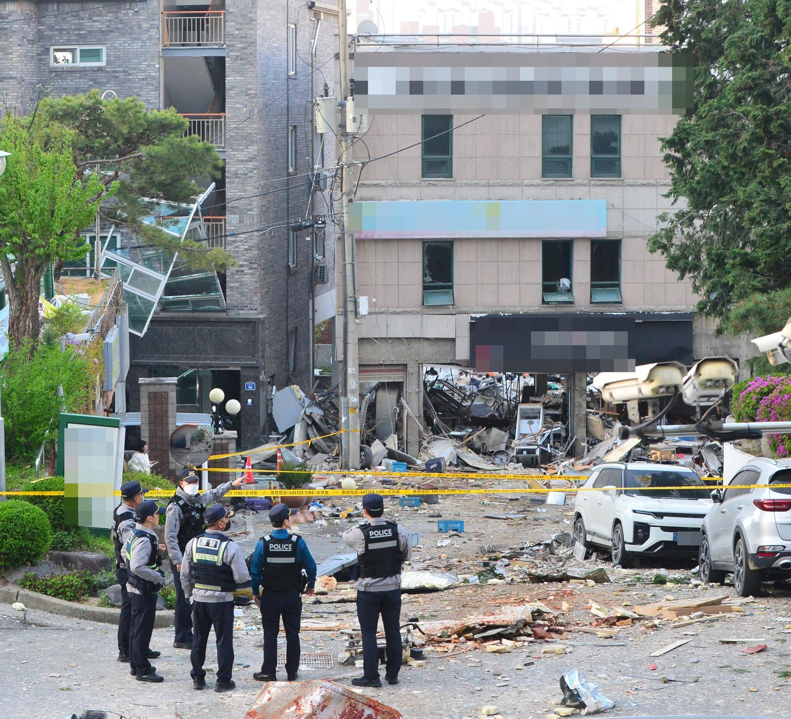 Trung tâm thương mại tại Hàn Quốc hoang tàn sau vụ nổ lúc nửa đêm: Mảnh kính găm đầy mặt đất, xe hơi lật nhào, nhiều người bị thương - Ảnh 3