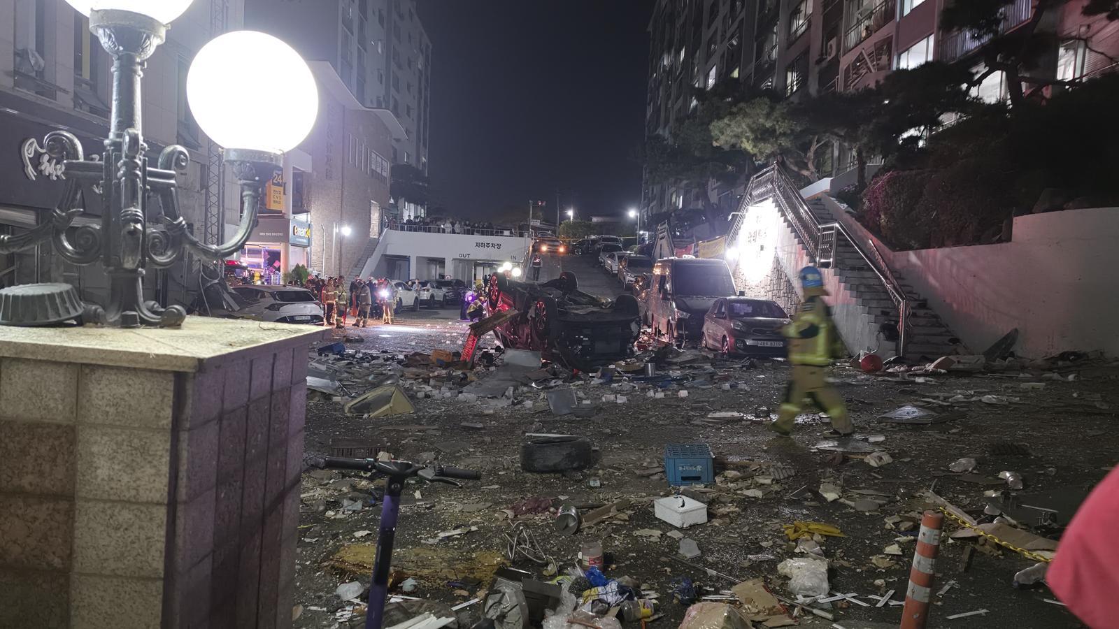 Trung tâm thương mại tại Hàn Quốc hoang tàn sau vụ nổ lúc nửa đêm: Mảnh kính găm đầy mặt đất, xe hơi lật nhào, nhiều người bị thương - Ảnh 2