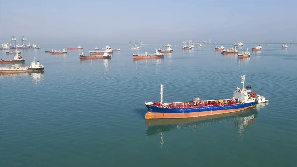 Hormuz vẫn dưới tầm kiểm soát của Iran, các 'ông lớn' dầu mỏ vẫn bất ngờ phát lệnh bốc hàng: Liệu có thỏa thuận ngầm? - Ảnh 1