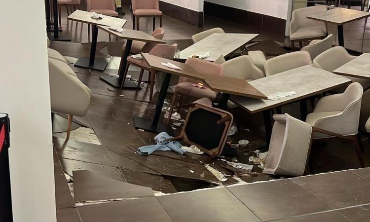 Sập sàn phòng ăn tại một khách sạn nổi tiếng, 150 người được sơ tán - Ảnh 1