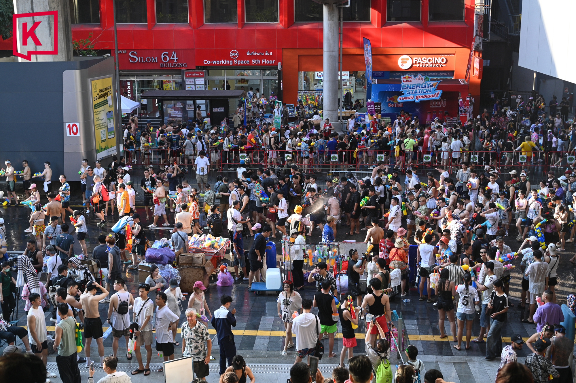 Chùm ảnh khiến chúng ta muốn bay sang Thái Lan ngay bây giờ: Láng giềng Việt Nam tưng bừng đón năm mới với “thủy chiến” trên phố - Ảnh 5