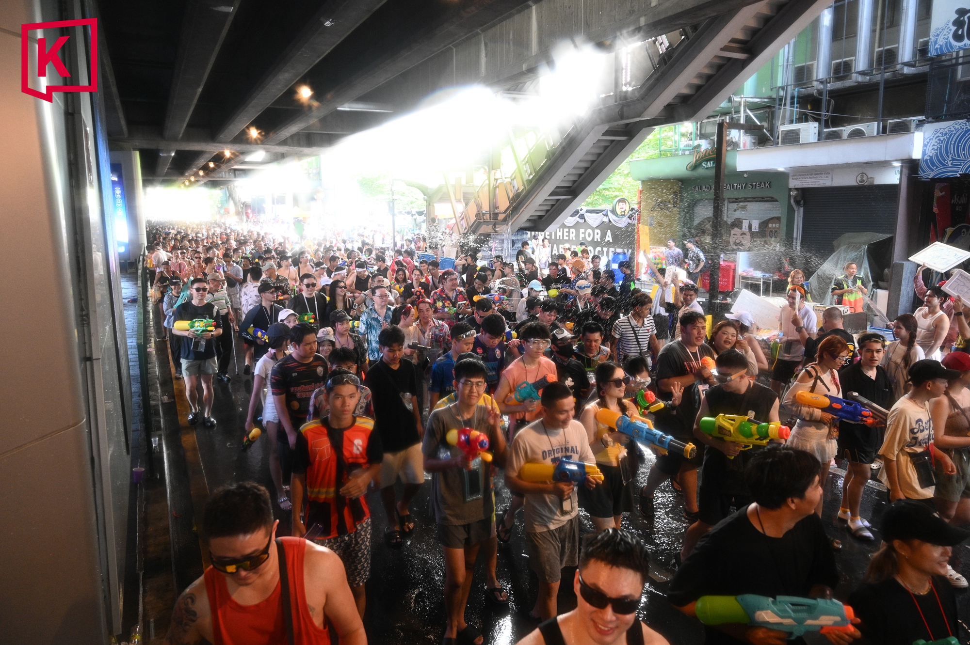 Chùm ảnh khiến chúng ta muốn bay sang Thái Lan ngay bây giờ: Láng giềng Việt Nam tưng bừng đón năm mới với “thủy chiến” trên phố - Ảnh 6