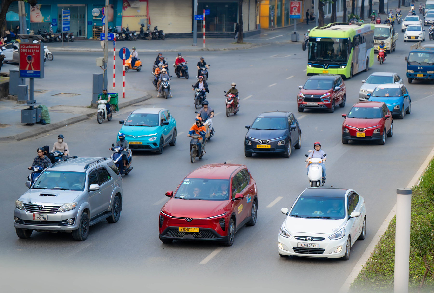 Hà Nội trong một khung hình: 50% là xe điện! - Ảnh 15