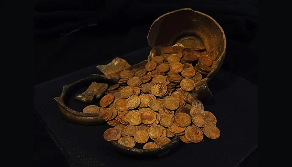 Lâu lắm rồi nước Nga mới tìm thấy kho báu lớn như vậy: Nắp tự vỡ, vàng ở đâu tuôn ra “xối xả như mưa” - Ảnh 2