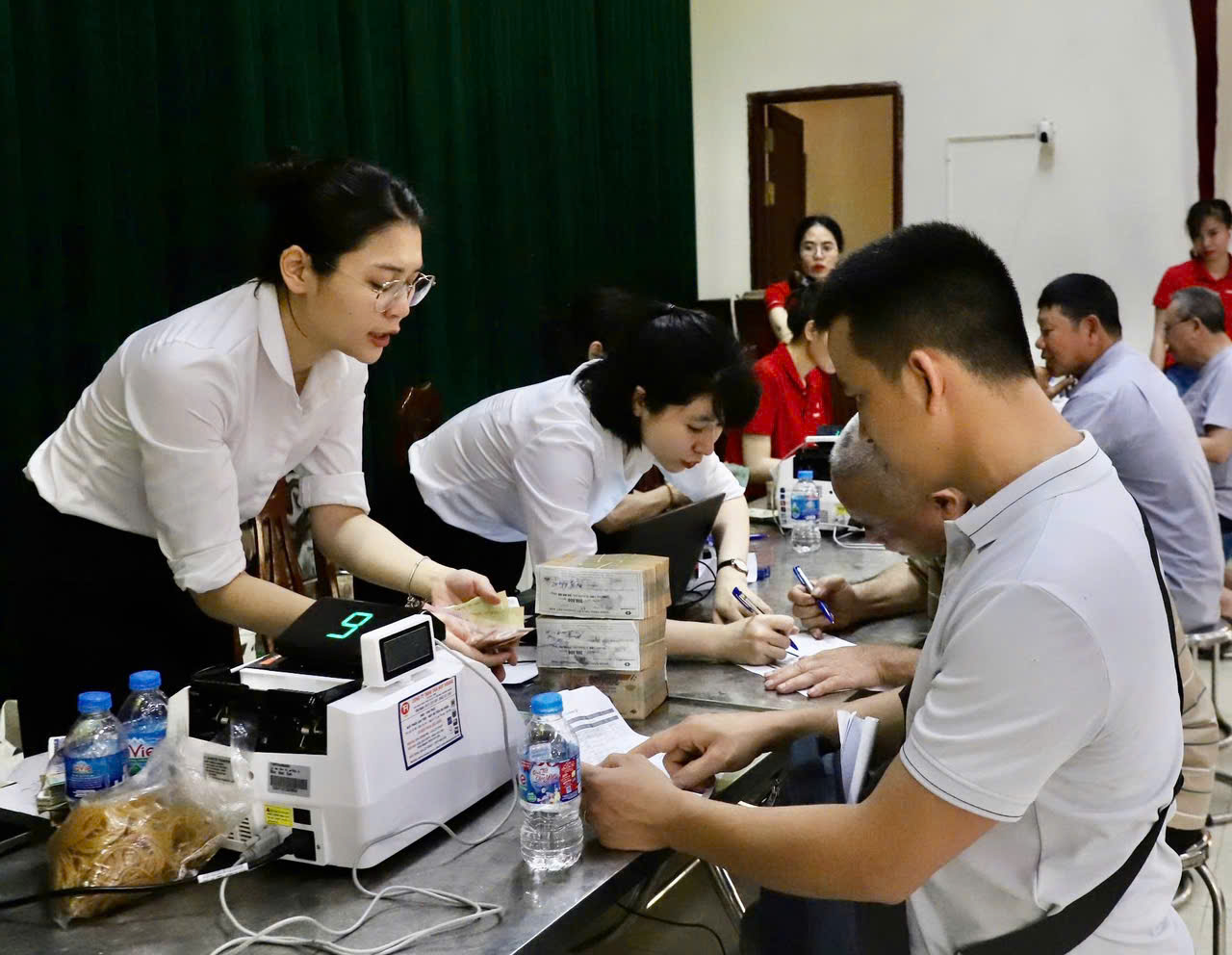 Hàng trăm người dân đồng loạt nhận tiền đền bù đất tại siêu dự án hơn 34 tỷ USD quy mô lớn nhất lịch sử Vingroup - Ảnh 3