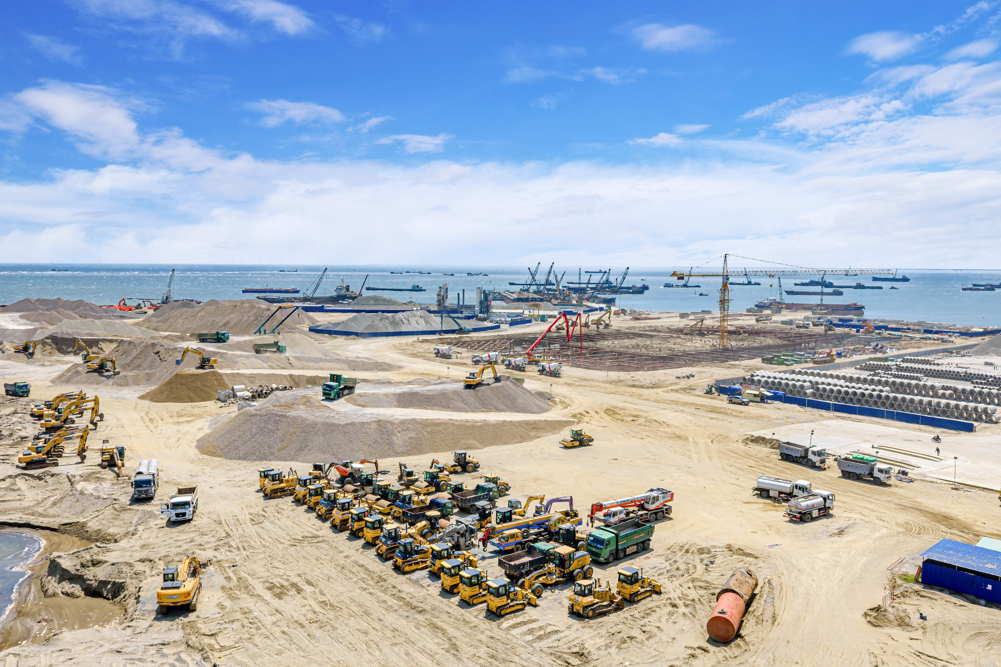 Đại đô thị 10 tỷ USD của tỷ phú Phạm Nhật Vượng dần lộ diện: Hàng nghìn xe chạy cả ngày lẫn đêm, nhà hát 5.000 chỗ bắt đầu xây dựng - Ảnh 2