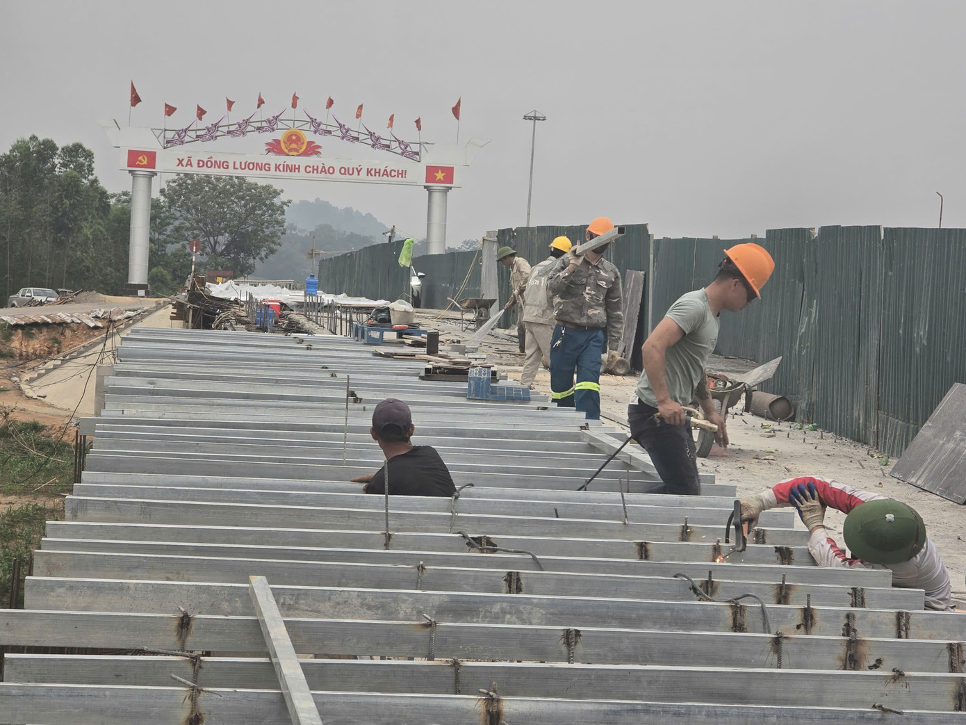 Một cây cầu nối tuyến huyết mạch ở Phú Thọ sửa chữa nhiều năm chưa xong - Ảnh 4