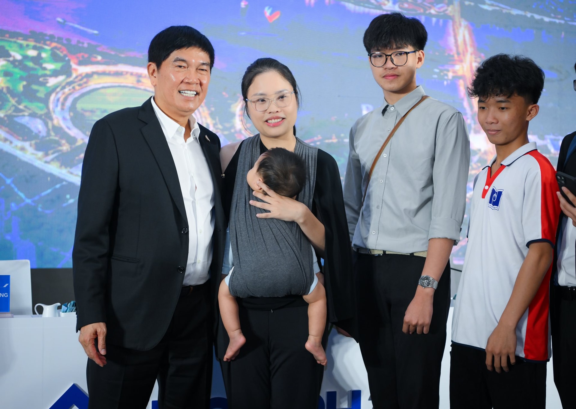 Cổ đông Hòa Phát: Người tích 100.000 cổ phiếu cho trẻ sơ sinh làm học phí, người chờ bán giá 33.000 đồng - Ảnh 2