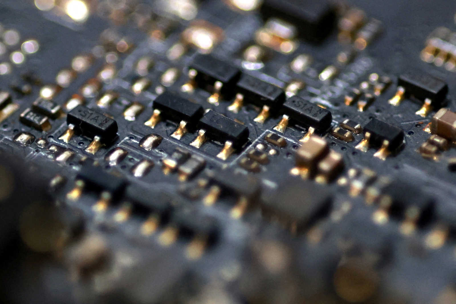 Không dùng dầu mỏ, tại sao toàn ngành bán dẫn toàn cầu lại đang khốn đốn vì eo biển Hormuz đóng cửa - Ảnh 3