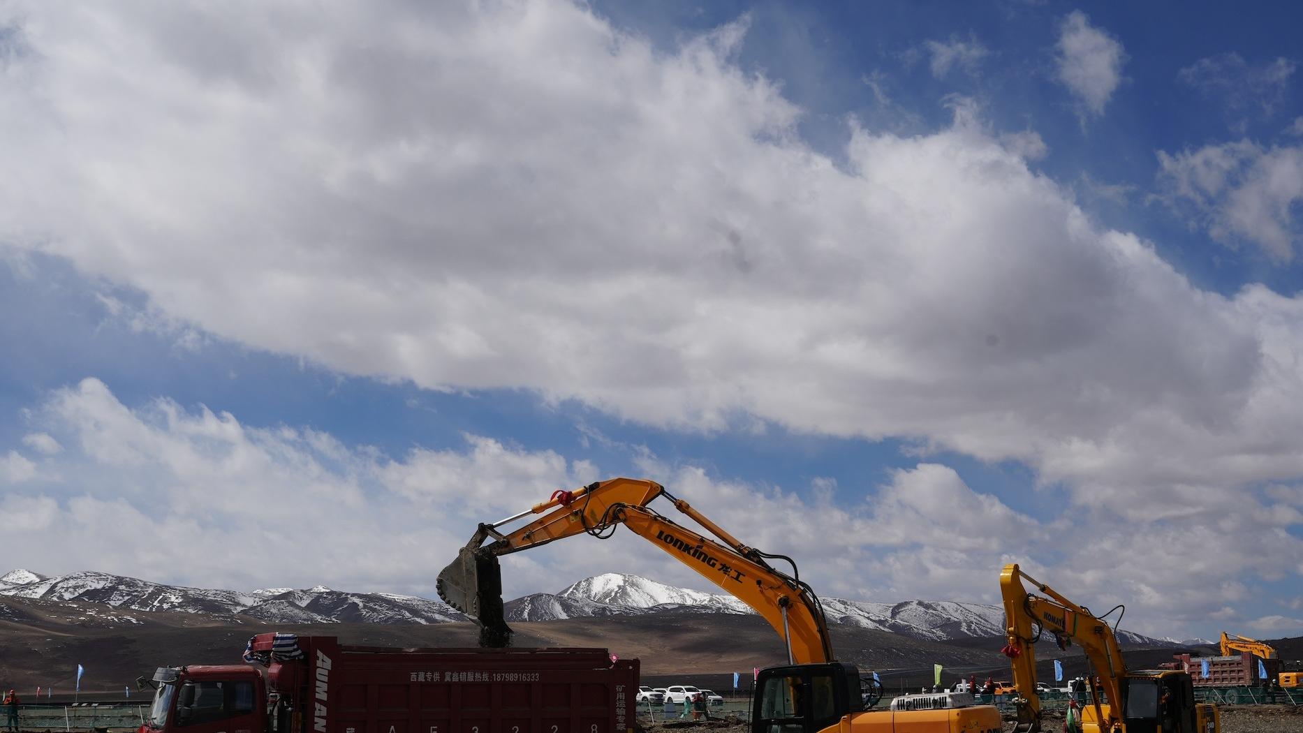 Phát minh như phim viễn tưởng của Trung Quốc sắp thành thật: Bê hàng nghìn tấm gương xếp lớp trên núi cao 4.500m, tạo điện xuyên đêm cho triệu gia đình, tiết kiệm 216.900 tấn than, giảm 652.300 tấn CO2 - Ảnh 2