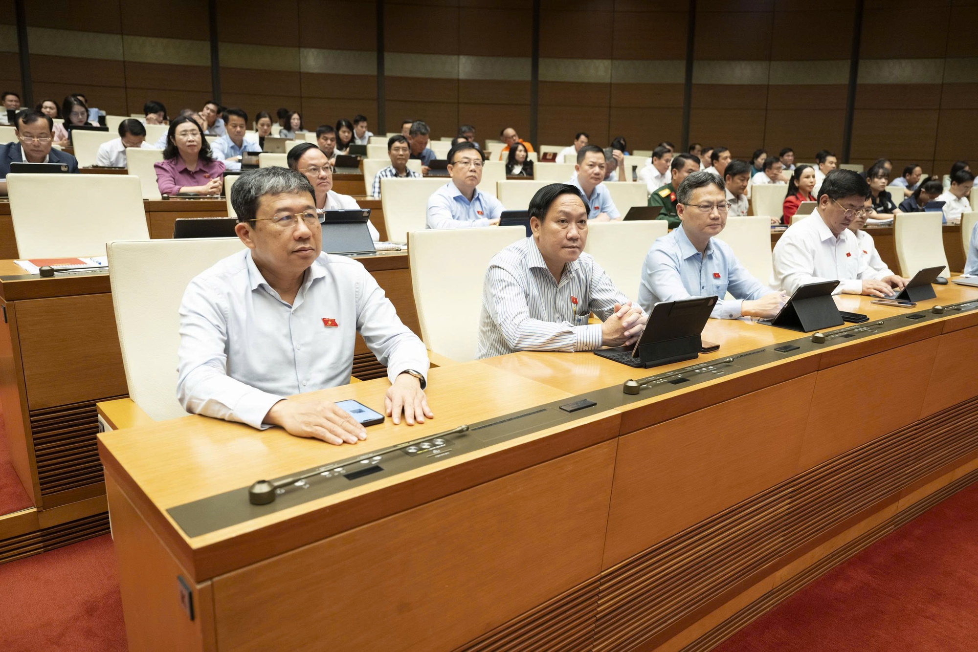 Khẩn trương hoàn thiện dự thảo Nghị quyết về thuế xăng dầu và nhiên liệu bay, trình Quốc hội thông qua vào sáng 12/4 - Ảnh 5