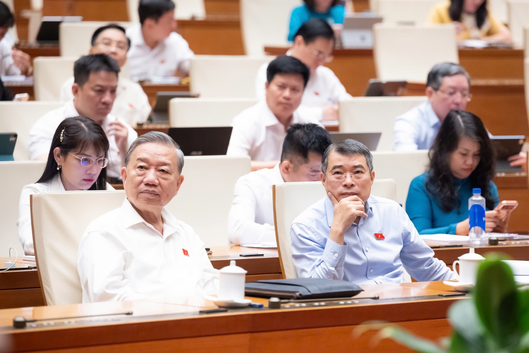 Khẩn trương hoàn thiện dự thảo Nghị quyết về thuế xăng dầu và nhiên liệu bay, trình Quốc hội thông qua vào sáng 12/4 - Ảnh 2