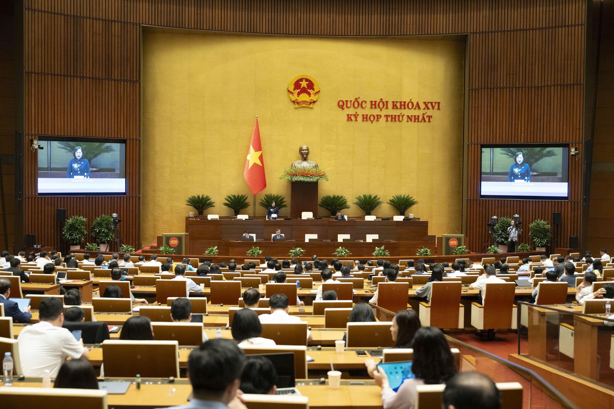 Khẩn trương hoàn thiện dự thảo Nghị quyết về thuế xăng dầu và nhiên liệu bay, trình Quốc hội thông qua vào sáng 12/4 - Ảnh 1