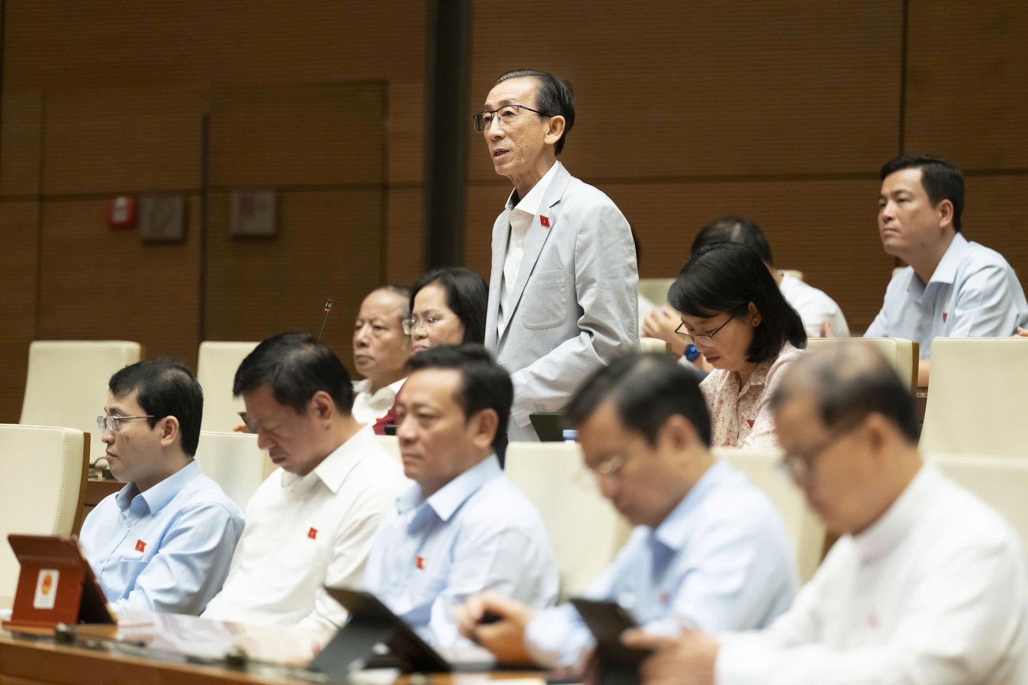 Khẩn trương hoàn thiện dự thảo Nghị quyết về thuế xăng dầu và nhiên liệu bay, trình Quốc hội thông qua vào sáng 12/4 - Ảnh 3