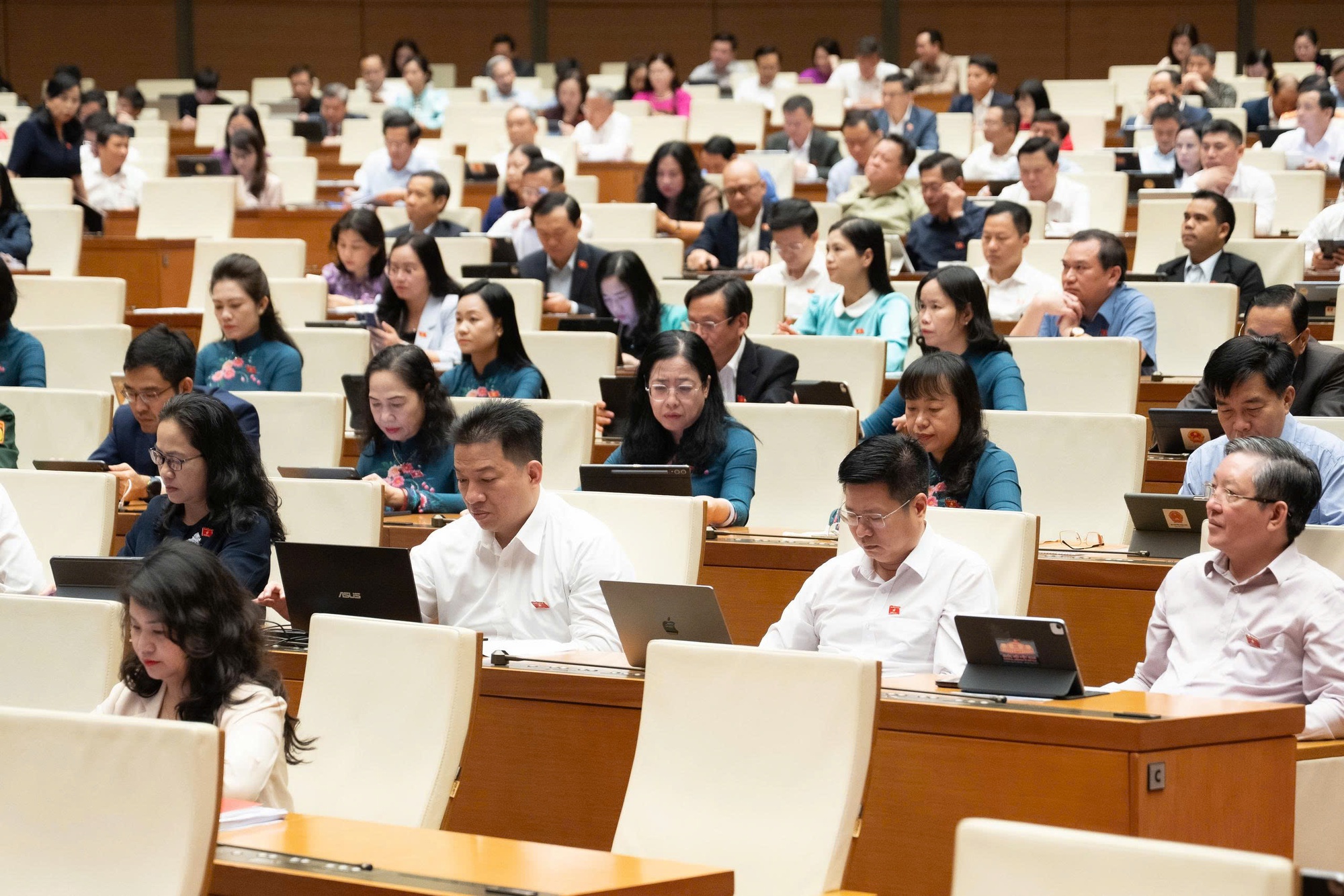 Đại biểu Quốc hội góp ý cải cách tiền lương, tăng lương cơ sở - Ảnh 2