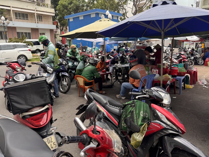 Đi một chuyến xe công nghệ, người dùng phải trả bao nhiêu loại phí? - Ảnh 1