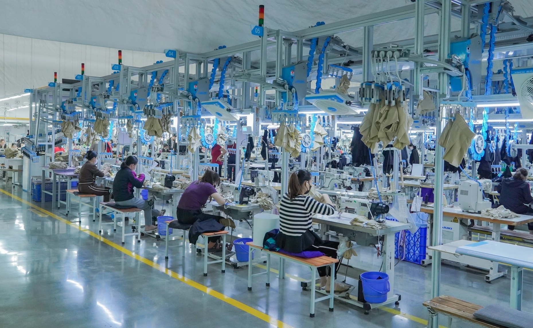 "Không tăng năng suất, chỉ có chết": Trước sự thật khắc nghiệt, đại gia dệt may Việt Nam tự chế tạo robot với giá bằng một nửa Trung Quốc - Ảnh 1