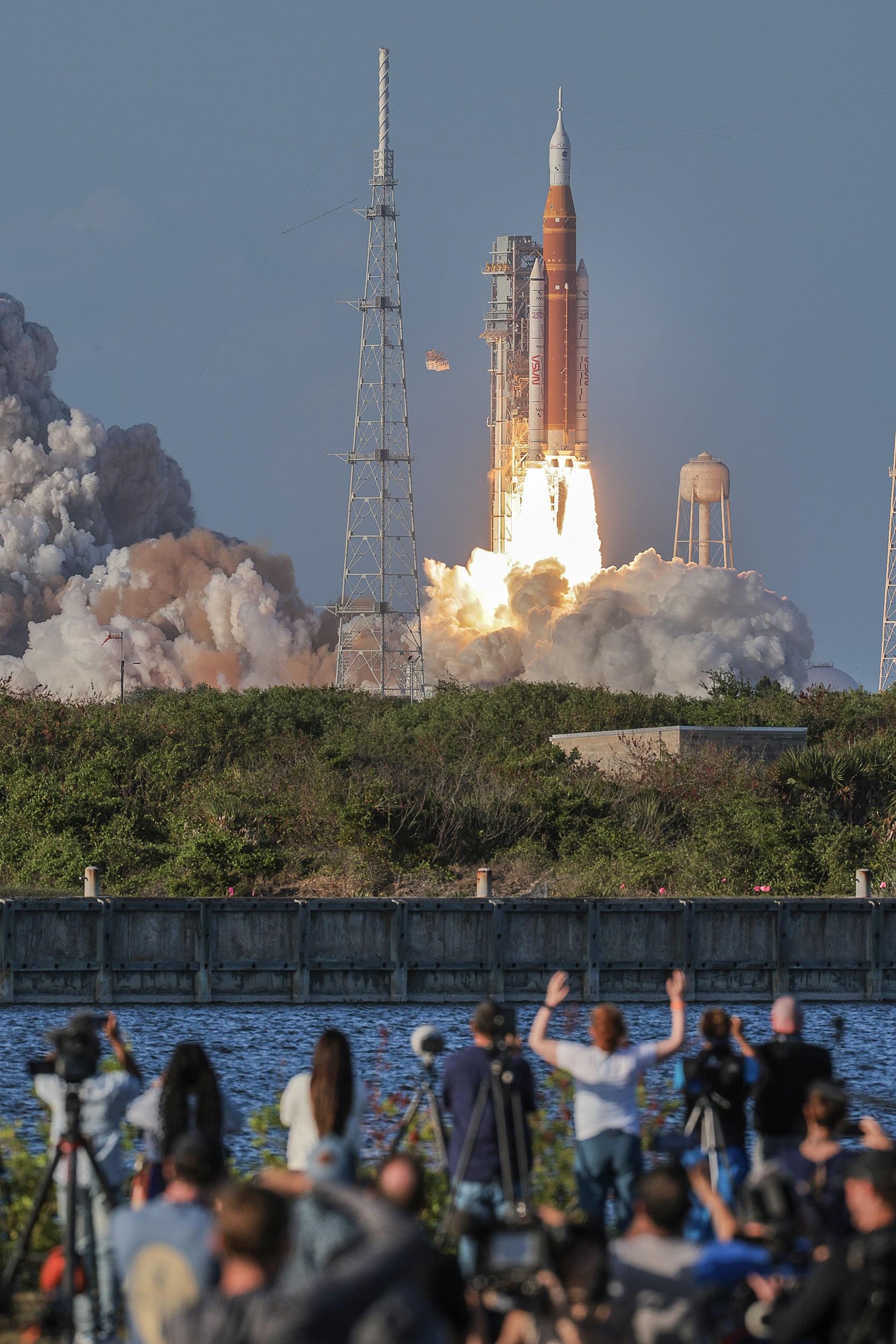 Khoảnh khắc quan trọng của nhân loại: Con tàu đưa 4 phi hành gia trở lại khám phá Mặt trăng lần đầu sau hơn 50 năm đã cất cánh! - Ảnh 2